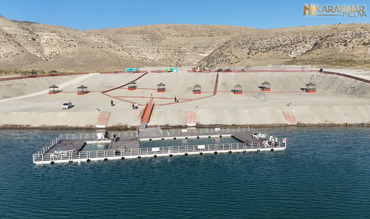 Acıgöl yamaç paraşütçülerinin iniş noktası haline geldi