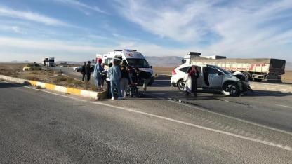 EREĞLİ’DE KAMYONETLE OTOMOBİL ÇARPIŞTI: 7 YARALI