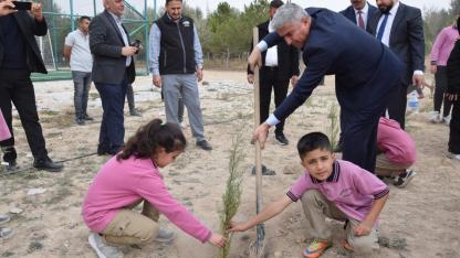 KAYMAKAM VE BAŞKAN, VATANDAŞLA BULUŞTU ÖĞRENCİLERLE UMUT EKTİ