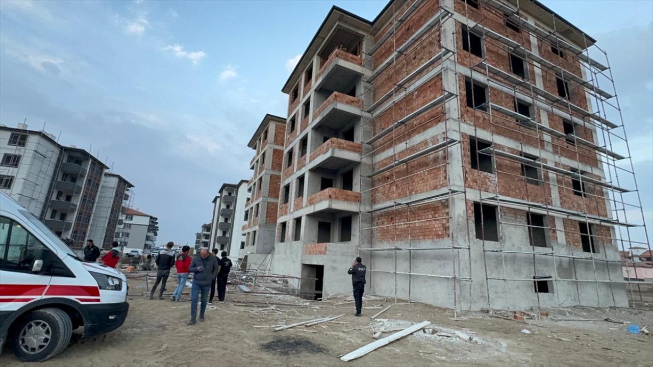 Kulu’da İnşaatta İskele Devrildi: 2 İşçi Yaralandı