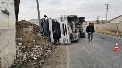 Eşeli’de Pancar Tırı Devrildi: Vatandaştan Yol İsyanı