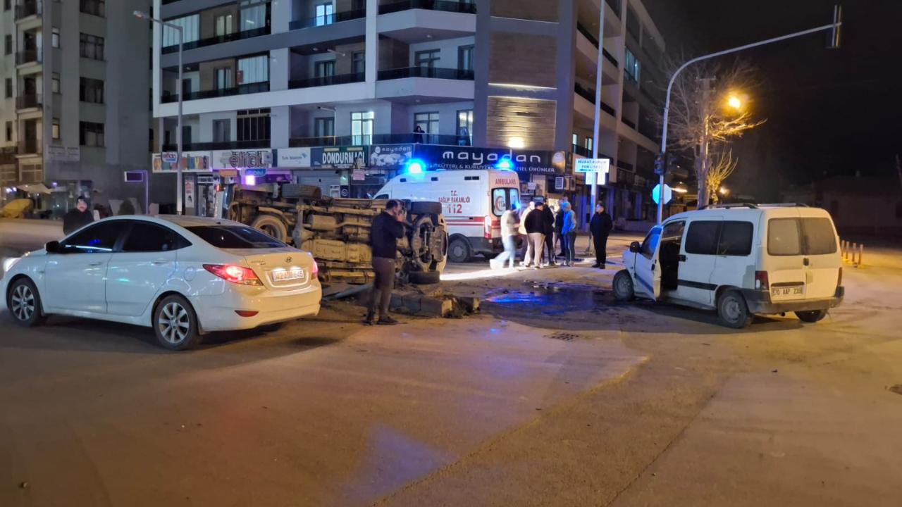 Karapınar’da Kamyonetler Çarpıştı: 2 Yaralı