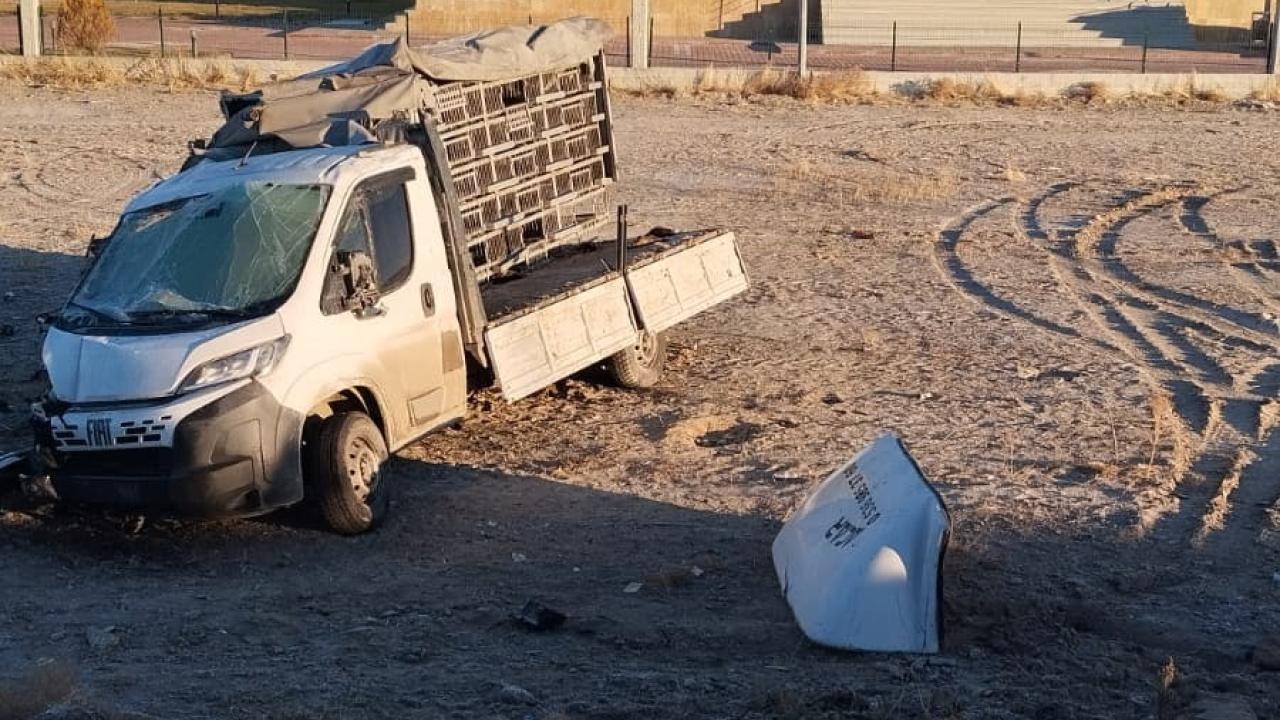 Karapınar’da Tavuk Yüklü Kamyonet Devrildi: 1 Yaralı