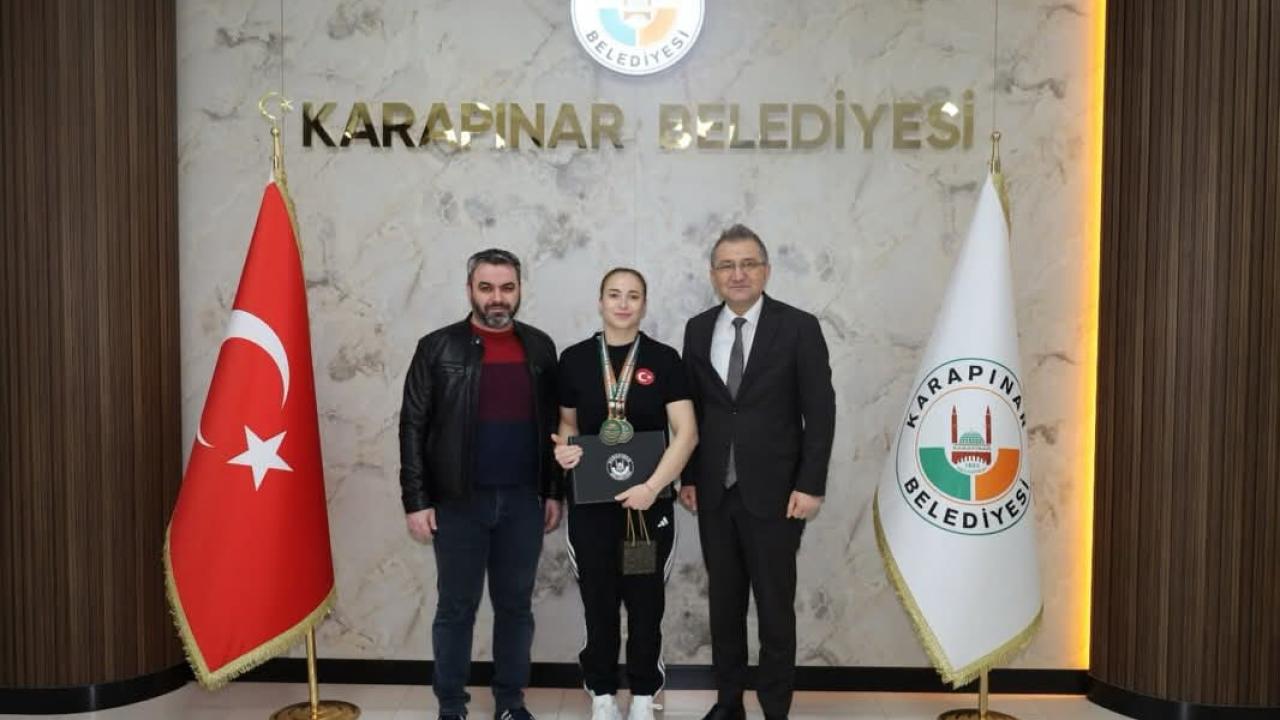 Karapınarlı Milli Halterci Hatice Karagöz’e Başkan Ödülü