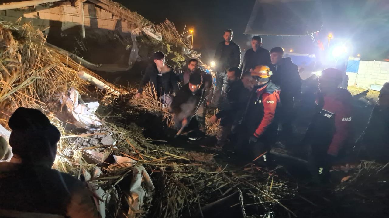 Aksaray'da Ahır Çöktü: 12 Hayvan Telef Oldu