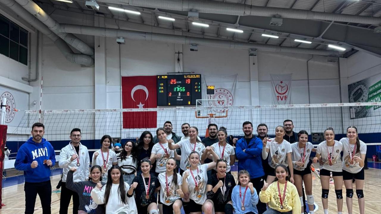 Karapınar Alba Voleybol Takımı Konya 3.'sü Oldu