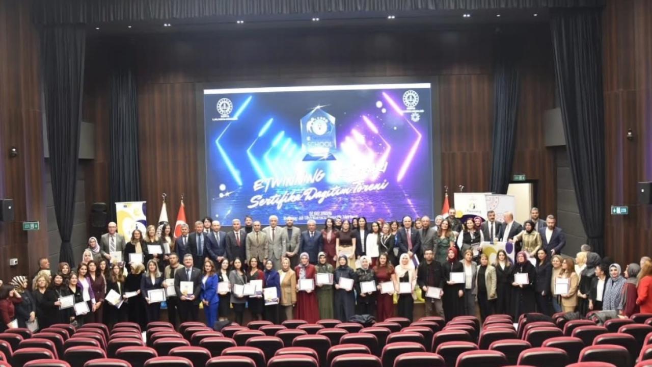 Konya'da eTwinning Okulu Unvanı Gururu Yaşanıyor