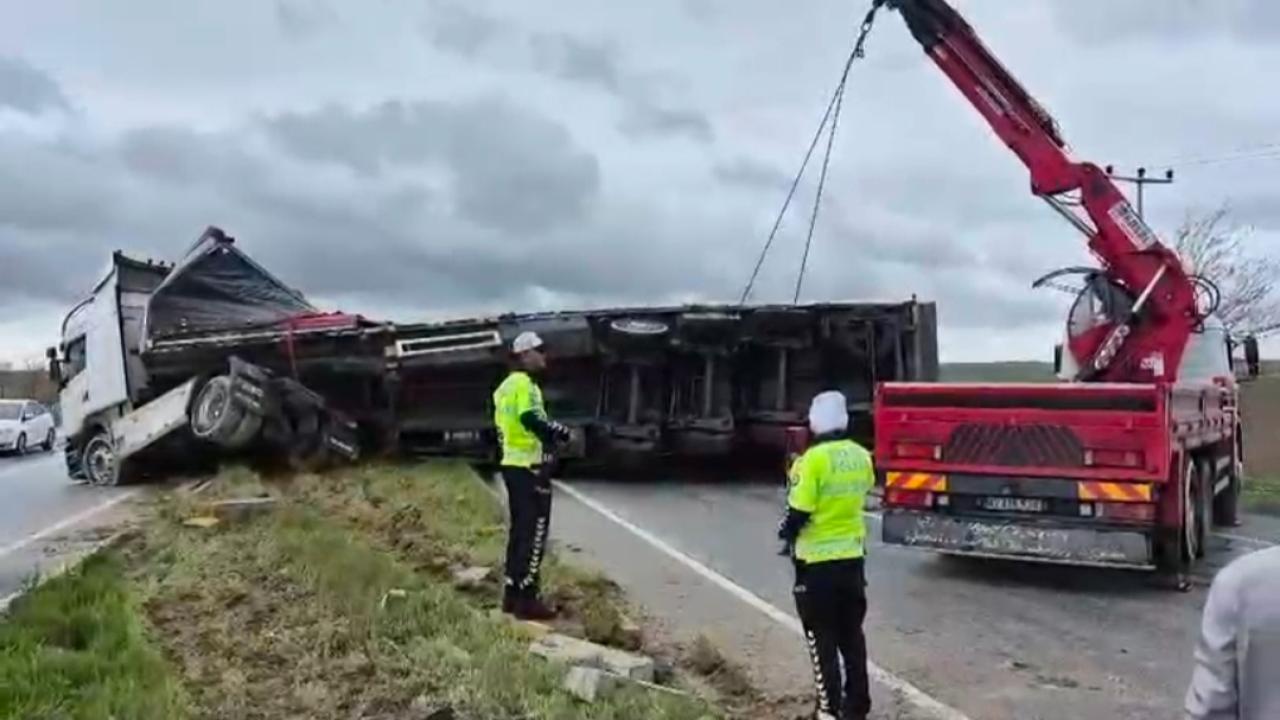 Karapınar’da TIR Devrildi: Yol Ulaşıma Kapandı
