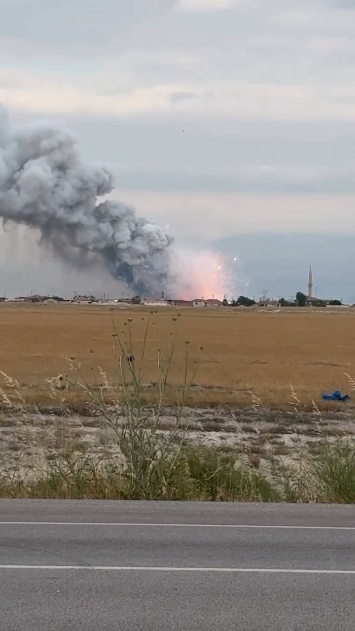 Konya'da Havai Fişek Deposunda Korkutan Yangın